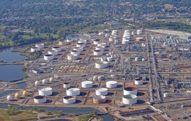 Linden, new jersey, Amerika Birleşik Devletleri - Ekim 09: 09 Ekim 2011 tarihinde gerçekleştirilen bu havadan fotoğraf phillips 66 petrol rafinerisi ve depolama tankları resimde.