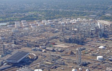 Linden, new jersey, Amerika Birleşik Devletleri - Ekim 09: 09 Ekim 2011 tarihinde gerçekleştirilen bu havadan fotoğraf phillips 66 petrol rafinerisi ve depolama tankları linden Kojenerasyon Tesisi ile birlikte resimde.