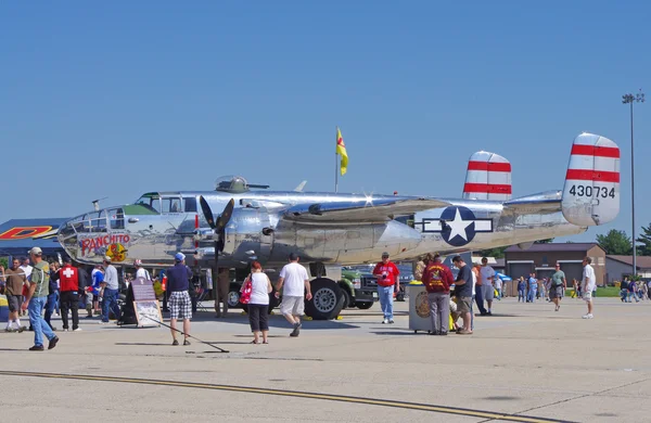 McGUIRE AIR FORE BASE-WRIGHTSTOWN, NEW JERSEY, USA-12 DE MAYO: Un bombardero Mitchell B-25 NORTH AMERICAN, número de registro N9079Z, estuvo en exhibición estática durante el Open House de la base celebrado el 12 de mayo de 2012 . —  Fotos de Stock