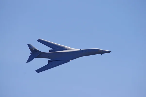 McGUIRE AIR FORE BASE-WRIGHTSTOWN, NEW JERSEY, USA-MAY 12: Un bombardier USAF B-1B, din Escadrila 28 Bombă, este fotografiat în zbor în timpul bazei Open House, care a avut loc pe 12 mai 2012 . — Fotografie, imagine de stoc