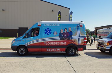 McGuire hava ön plana Bankası-wrightstown, new jersey, ABD-Mayıs 12: yerel hastaneleri Ambulanslar vardı görev sırasında Bankası'nın açık 12 Mayıs 2012 tarihinde düzenlenen ev acil tıbbi her türlü işlemek için.