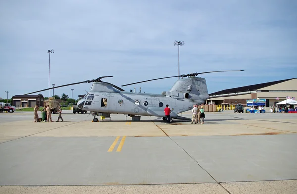 McGuire hava ön plana Bankası-wrightstown, new jersey, ABD-Mayıs 12: deniz orta Helikopter filosu-774 (hmm-774) ch-46e deniz knight helikopterden Bankası'nın açık ev 12 Mayıs 2012 tarihinde düzenlenen sırasında görülen — Stok fotoğraf