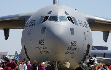 McGuire hava ön plana Bankası-wrightstown, new jersey, ABD-Mayıs 12: 12 Mayıs 2012 tarihinde düzenlenen açık hava sırasında Amerika Birleşik Devletleri Hava Kuvvetleri c-17 globemaster kargo uçağının burun görmek gösterilir.