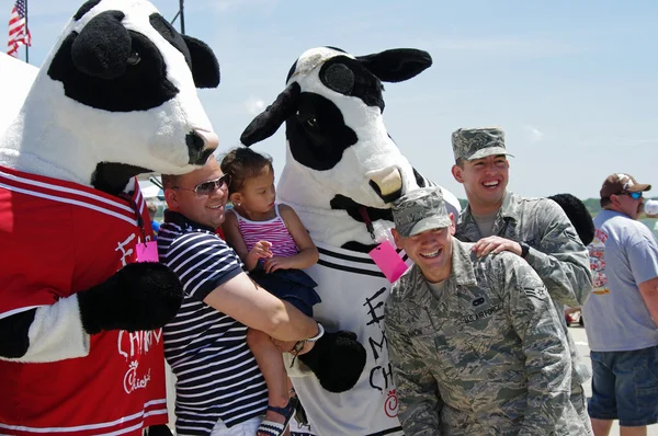 Mcguire air front base-wrightstown, new jersey, usa-May 12: jeder ließ sich mit den "eat mor chikin" -Küken-fil-a-Maskottchen beim Tag der offenen Tür der Basis am 12. Mai 2012 fotografieren. — Stockfoto