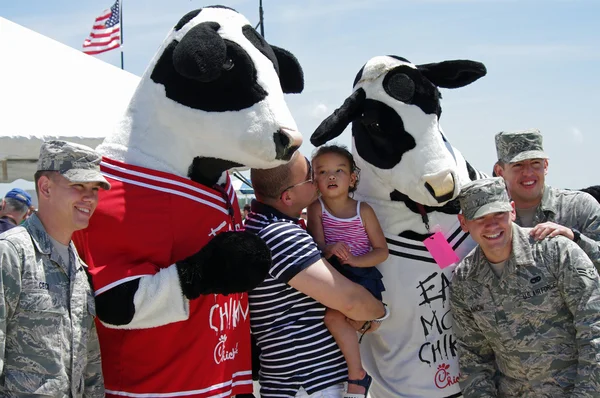 McGUIRE AIR FORE BASE-WRIGHTSTOWN, NEW JERSEY, USA-MAGGIO 12: Tutti si stavano facendo fotografare con le mascotte "EAT MOR CHIKIN" Chick-fil-A durante l'Open House della base tenutasi il 12 maggio 2012 . — Foto Stock