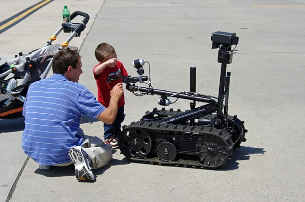 McGUIRE AIR FORE BASE-WRIGHTSTOWN, NEW JERSEY, USA-MAY 12: A man is shown explaining to a young boy how a remote controlled robot works during the base 's Open House held on May 12, 2012 . — стоковое фото