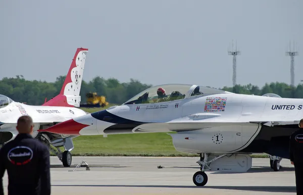 McGUIRE AIR FORE BASE-WRIGHTSTOWN, NUEVO JERSEY-12 DE MAYO: El Teniente Coronel Greg Moseley, Comandante de los Thunderbirds 2012, señala a su tripulación de tierra mientras se prepara para despegar durante una exhibición aérea el 12 de mayo de 2012 —  Fotos de Stock