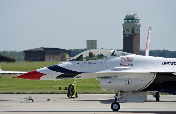 McGUIRE AIR FORE BASE-WRIGHTSTOWN, NEW JERSEY-MAY 12: Lt Col Greg Moseley, Commander of the 2012 Thunderbirds, points to his ground crew as he prepares for take off during an air show on May 12 2012. — Stock Photo, Image
