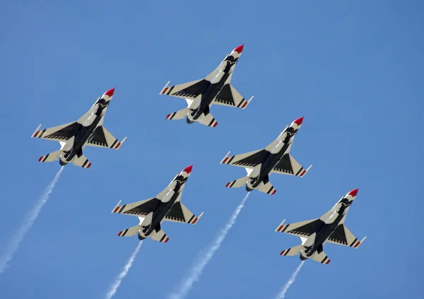 McGUIRE AIR FORE BASE-WRIGHTSTOWN, NEW JERSEY, USA-MAY 12: The aerobatic team of the United States Air Force, The Thunderbirds, perform during the base's Open House held on May 12, 2012. — Stock Photo, Image