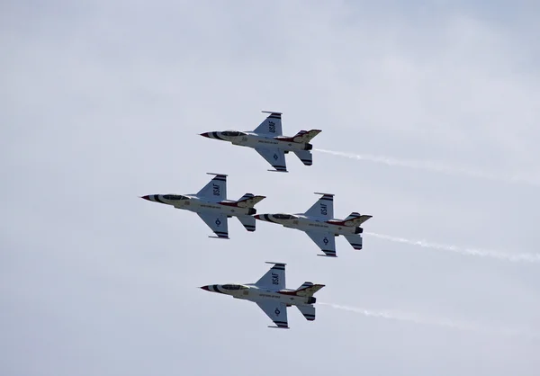 McGUIRE AIR FORE BASE-WRIGHTSTOWN, NEW JERSEY, USA-12 MAGGIO: Il team acrobatico della United States Air Force, The Thunderbirds, si esibisce durante l'Open House della base tenutasi il 12 maggio 2012 . — Foto Stock