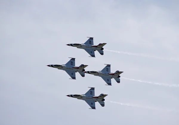 McGuire air przednie base-wrightstown, new jersey, Stany Zjednoczone Ameryki maja 12: zespół akrobacyjny Sił powietrznych Stanów Zjednoczonych, thunderbirds, wykonać podczas podstawy otwarte odbyły się 12 maja 2012. — Zdjęcie stockowe