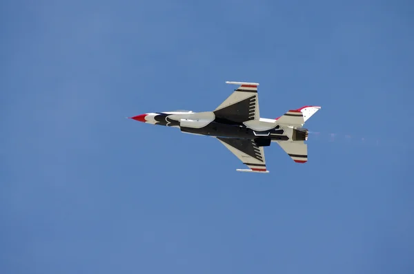 McGUIRE AIR FORE BASE-WRIGHTSTOWN, NEW JERSEY, USA-12 DE MAYO: El equipo acrobático de la Fuerza Aérea de los Estados Unidos, The Thunderbirds, actúa durante el Open House de la base celebrado el 12 de mayo de 2012 . — Foto de Stock