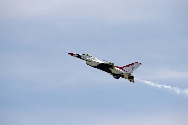 McGUIRE AIR FORE BASE-WRIGHTSTOWN, NEW JERSEY, USA-12 DE MAYO: El equipo acrobático de la Fuerza Aérea de los Estados Unidos, The Thunderbirds, actúa durante el Open House de la base celebrado el 12 de mayo de 2012 . —  Fotos de Stock