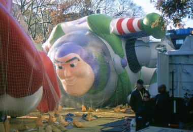 New york-Kasım 21: 2012 macy's Şükran günü geçit töreni önce gün, tüm dev balon helyumla şişirilir. resimde çizgi film karakteri buzz ışıkyılı mı.