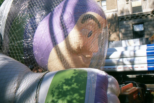 NOVA IORQUE-NOV 21: No dia anterior ao desfile do Dia de Ação de Graças de 2012, todos os balões gigantes são inflados com hélio. A foto aqui é o personagem de desenho animado Buzz Lightyear . — Fotografia de Stock