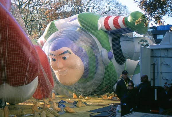 NEW YORK-NOV 21: Il giorno prima della parata del Giorno del Ringraziamento di Macy's 2012, tutti i palloncini giganti sono gonfiati con elio. Nella foto qui è il personaggio dei cartoni animati Buzz Lightyear . — Foto Stock