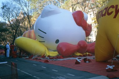 New york-Kasım 21: 2012 macy's Şükran günü geçit töreni önce gün, tüm dev balon helyumla şişirilir. resimde çizgi film karakteri hello kitty işte ve macy yıldız.