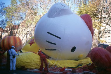 New york-Kasım 21: 2012 macy's Şükran günü geçit töreni önce gün, tüm dev balon helyumla şişirilir. resimde çizgi film karakteri hello kitty 's.