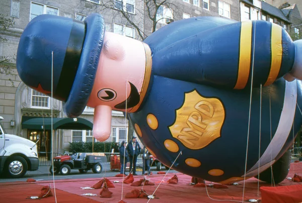 New york-Kasım 21: 2012 macy's Şükran günü geçit töreni önce gün, tüm dev balon helyumla şişirilir. Resimdeki işte polis balon harold. — Stok fotoğraf