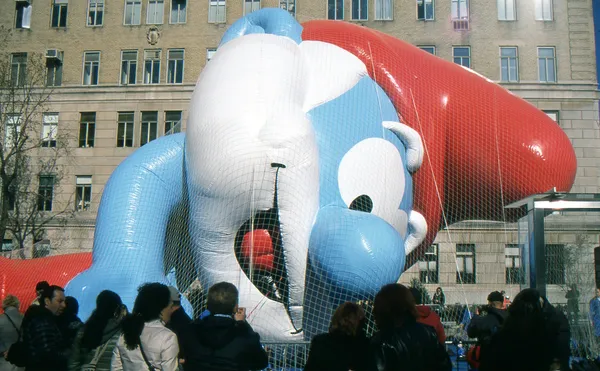 NEW YORK-NOV 21: Il giorno prima della parata del Giorno del Ringraziamento di Macy's 2012, tutti i palloncini giganti sono gonfiati con elio. Nella foto qui è il personaggio dei cartoni animati Papa Puffo . — Foto Stock