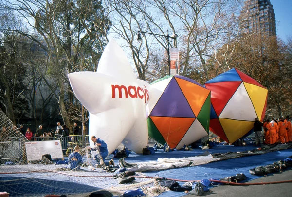 New york-nov 21: den před den díkůvzdání parade 2012 macy, všechny obří balóny jsou nahuštěny s heliem. zobrazený tady je že že Macy 's hvězda a geometrického tvaru bubliny. — Stock fotografie