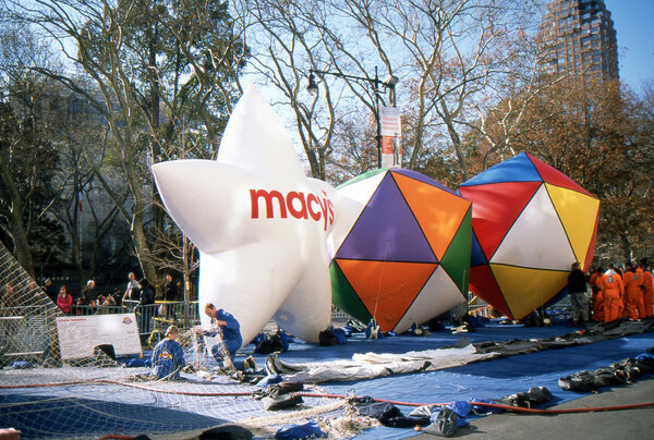НЬЮ-ЙОРК-НОВ 21: За день до парада в честь Дня благодарения Мейси в 2012 году все гигантские воздушные шары были надуты гелием. Здесь изображены звезда Мейси и шары геометрической формы
.