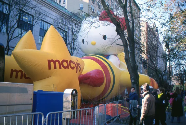 New york-nov 21: op de dag vóór de 2012 macy's thanksgiving day parade, alle van de reuze ballonnen worden opgeblazen met helium. hier afgebeeld zijn de hello kitty en macy's ster ballonnen. Stockafbeelding