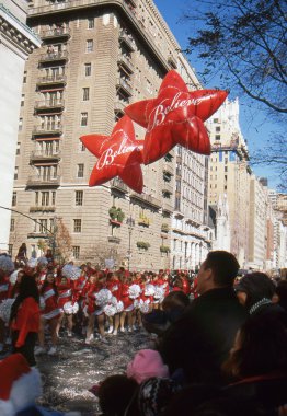 New york-Kasım 22: bir tatil geleneği 1924 yılından bu yana yıllık macy's Şükran günü geçit töreni 3.5 milyondan fazla kişi tarafından görüldü. 2012 yılında resimde balonlar macy's inanıyorum vardır.