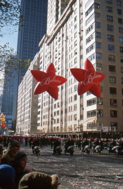 New york-Kasım 22: bir tatil geleneği 1924 yılından bu yana yıllık macy's Şükran günü geçit töreni 3.5 milyondan fazla kişi tarafından görüldü. Burada geçit sonunda 2012 yılında görülen vardır believe balonlar.