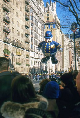 New york-Kasım 22: bir tatil geleneği 1924 yılından bu yana yıllık macy's Şükran günü geçit töreni 3.5 milyondan fazla kişi tarafından görüldü. Burada resimde 2012 yılında harold polis balon olduğunu.
