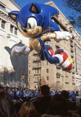 New york-Kasım 22: bir tatil geleneği 1924 yılından bu yana yıllık macy's Şükran günü geçit töreni 3.5 milyondan fazla kişi tarafından görüldü. sonic kirpi balon olduğunu burada resimde 2012 yılında.