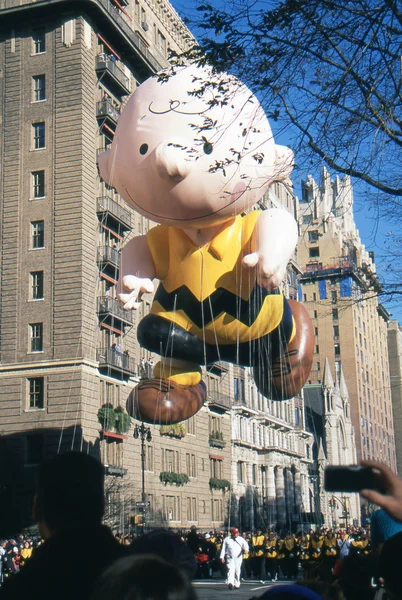 New york-nov 22: prázdninové tradice od roku 1924, roční, macy je den díkůvzdání parade je vidět více než 3,5 milionu lidí. na obrázku zde v roce 2012 je karikatura znak charlie hnědá. — Stock fotografie