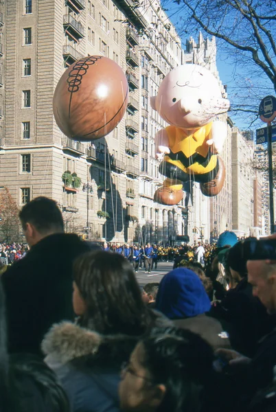 New york-nov 22: prázdninové tradice od roku 1924, roční, macy je den díkůvzdání parade je vidět více než 3,5 milionu lidí. na obrázku zde v roce 2012 je karikatura znak charlie hnědá. — Stock fotografie