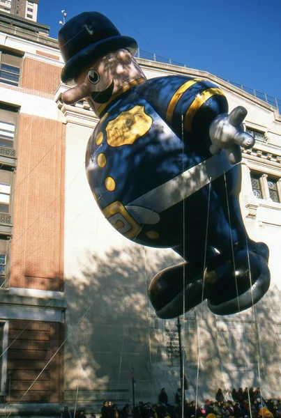 NUEVA YORK-NOV 22: Una tradición festiva desde 1924, el desfile anual del Día de Acción de Gracias de Macy 's es visto por más de 3.5 millones de personas. Foto aquí en 2012 es el globo Harold el policía . —  Fotos de Stock