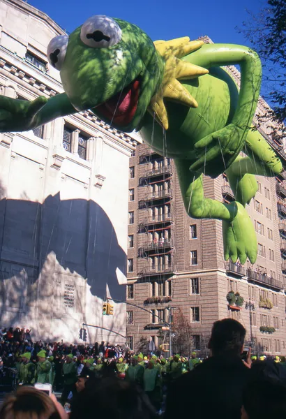 New york-nov 22: en semester tradition sedan 1924, den årliga macy's thanksgiving day parade ses av mer än 3,5 miljoner människor. bilden här under 2012 är kermit grodan ballongen. — Stockfoto