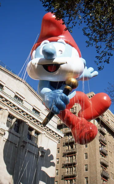 New york-nov 22: een vakantie traditie sinds 1924, de jaarlijkse macy's thanksgiving day parade wordt gezien door meer dan 3,5 miljoen mensen. hier afgebeeld in 2012 is de papa smurf ballon. — Stockfoto