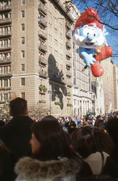 New york-nov 22: prázdninové tradice od roku 1924, roční, macy je den díkůvzdání parade je vidět více než 3,5 milionu lidí. na obrázku zde v roce 2012 je taťka Šmoula balónek. — Stock fotografie