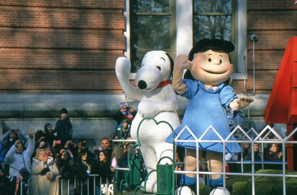 NEW YORK-NOV 22: Una tradizione natalizia dal 1924, la parata annuale del Giorno del Ringraziamento di Macy's è vista da oltre 3,5 milioni di persone. Qui nel 2012 ci sono Snoopy e Lucy dal fumetto Peanuts striscia . — Foto Stock