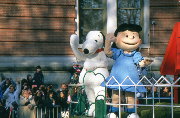 НЬЮ-ЙОРК-НОВ 22: Праздничная традиция с 1924 года, ежегодный парад в честь Дня Благодарения Мейси видят более 3,5 миллиона человек. Вот в 2012 году Снупи и Люси из мультфильма "Арахис".
.