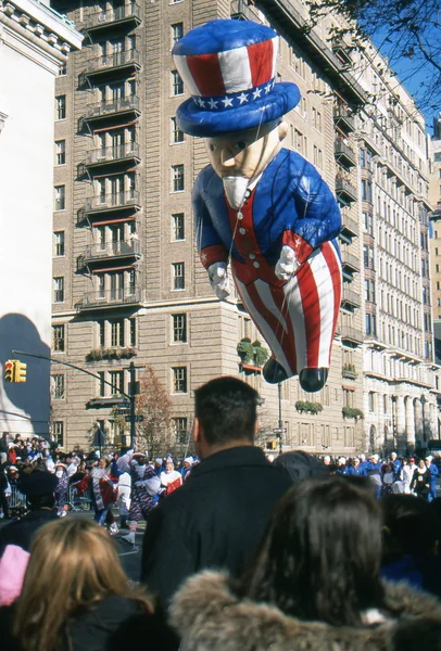 New york-nov 22: en semester tradition sedan 1924, den årliga macy's thanksgiving day parade ses av mer än 3,5 miljoner människor. bilden här under 2012 är uncle sam ballongen. — Stockfoto