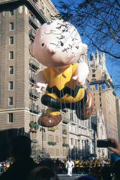 NEW YORK-NOV 22 : Tradition des fêtes depuis 1924, le défilé annuel de l'Action de grâces de Macy's est vu par plus de 3,5 millions de personnes. Photo ici en 2012 est le personnage de dessin animé Charlie Brown . Images De Stock Libres De Droits