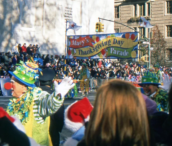 New york-nov 22: een vakantie traditie sinds 1924, de jaarlijkse macy's thanksgiving day parade wordt gezien door meer dan 3,5 miljoen mensen. het begin van de 2012 parade is afgebeeld. Stockfoto