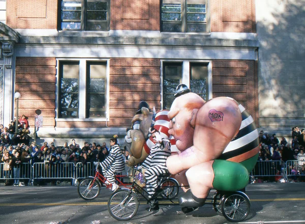 NEW YORK-NOV 22: A holiday tradition since 1924, the annual Macy's Thanksgiving Day Parade is seen by more than 3.5 million people. Pictured here in 2012 are some of the many parade participants. — Stock Image NEW YORK-NOV 22: A holiday tradition since 1924, the annual Macy's Thanksgiving Day Parade is seen by more than 3.5 million people. Pictured here in 2012 are some of the many parade participants. Stock Image