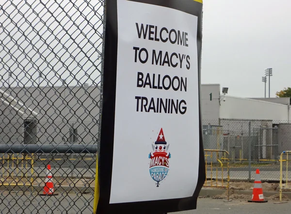 East rutherford, nj, ABD-Ekim 5: eğitim oturumu aldı 2013 macy's Şükran günü geçit töreni balon işleyicileri metlife Stadı'nda bu yıl yer. resimde balon eğitim için hoş geldiniz işarettir.