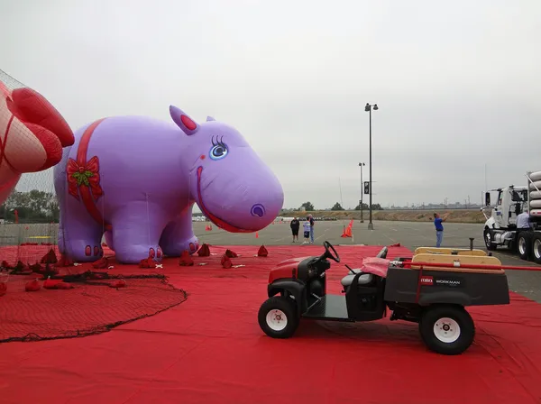 东卢瑟福，新泽西州，美国-oct 5： 2013年梅西感恩节游行气球处理程序培训班，今年发生在大都会体育场。上图是节日快乐河马气球. — 图库照片