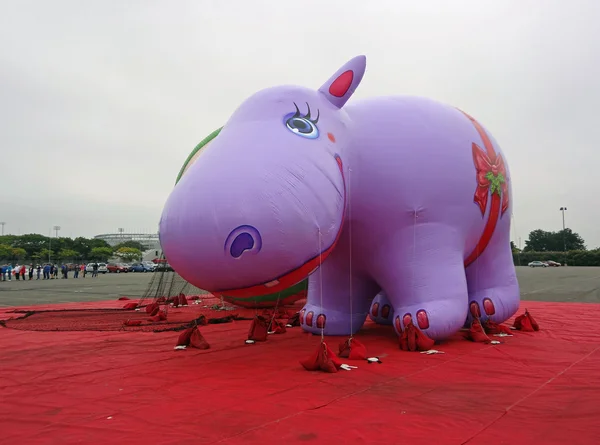 East rutherford, nj, ABD-Ekim 5: eğitim oturumu aldı 2013 macy's Şükran günü geçit töreni balon işleyicileri metlife Stadı'nda bu yıl yer. resimde mutlu tatil hippo balon olduğunu.. — Stok fotoğraf