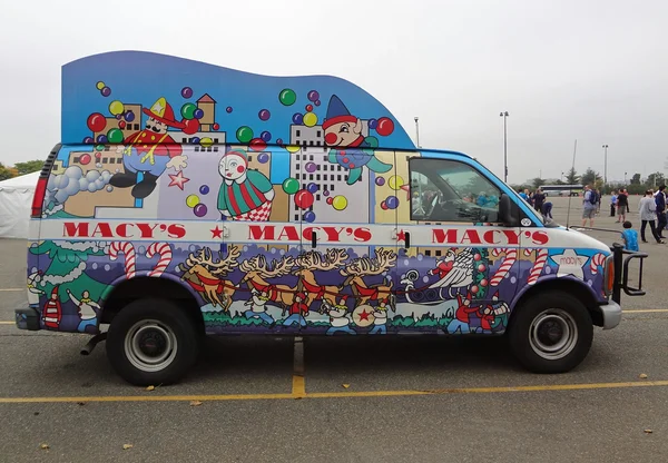 East rutherford, nj, Verenigde Staten-oct 5: de 2013 macy's thanksgiving day parade ballon handlers trainingssessie nam plaats dit jaar metlife stadium. afgebeeld is een busje gebruikt voor parade advertentie. — Stockfoto