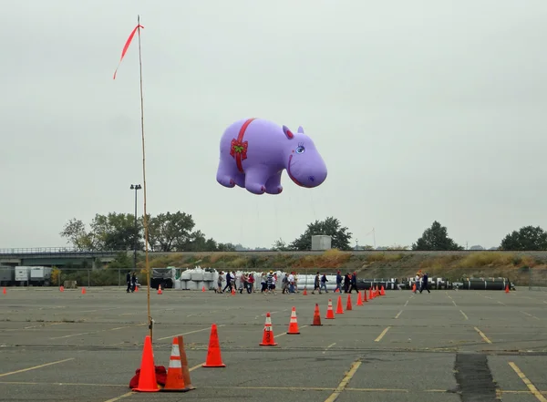 东卢瑟福，新泽西州，美国-oct 5： 2013年梅西感恩节游行气球处理程序培训班，今年发生在大都会体育场。上图是节日快乐河马气球. — 图库照片