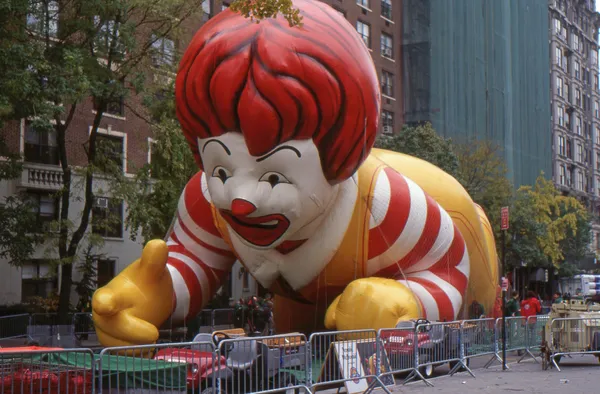 NEW YORK-NOV 21: On the day before the 2007 Macy's Thanksgiving Day Parade, all of the giant balloons are inflated with helium. Pictured here is Ronald McDonald, the symbol of McDonald's restaurants. — Stock Image NEW YORK-NOV 21: On the day before the 2007 Macy's Thanksgiving Day Parade, all of the giant balloons are inflated with helium. Pictured here is Ronald McDonald, the symbol of McDonald's restaurants. Royalty Free Stock Photos