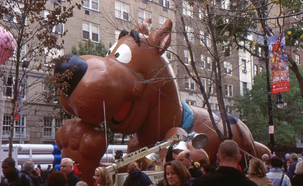 NEW YORK-NOV 21: On the day before the 2007 Macy's Thanksgiving Day Parade, all of the giant balloons are inflated with helium. Pictured here is Scooby-Doo, from the cartoon series. — Stock Image NEW YORK-NOV 21: On the day before the 2007 Macy's Thanksgiving Day Parade, all of the giant balloons are inflated with helium. Pictured here is Scooby-Doo, from the cartoon series. Stock Image
